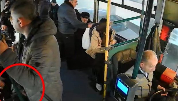 Avtobusda sərnişinin pul kisəsini belə oğurladı &ndash; VİDEO