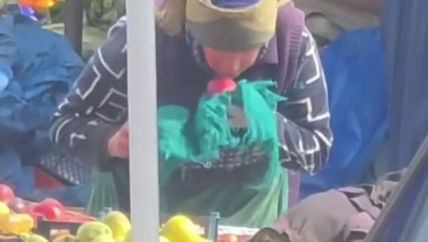 Almaları tüpürərək silməsi ilə gündəm olan satıcı danışdı &ndash; VİDEO