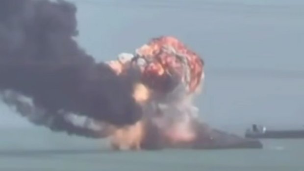Hörmüzdəki İran gəmisi belə məhv edildi &ndash; VİDEO