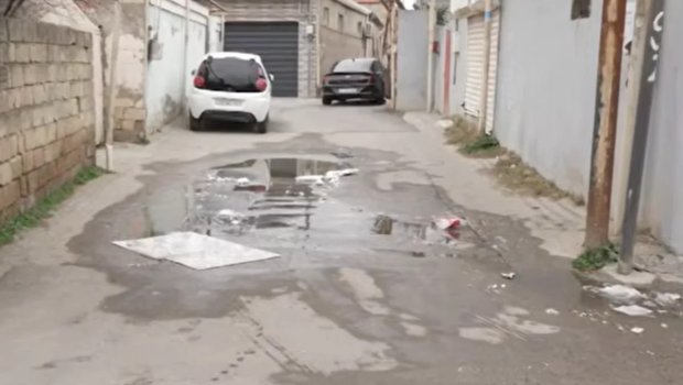 Xırdalanda içməli su küçəyə axır: "Kimsə problemə məhəl qoymur" - VİDEO