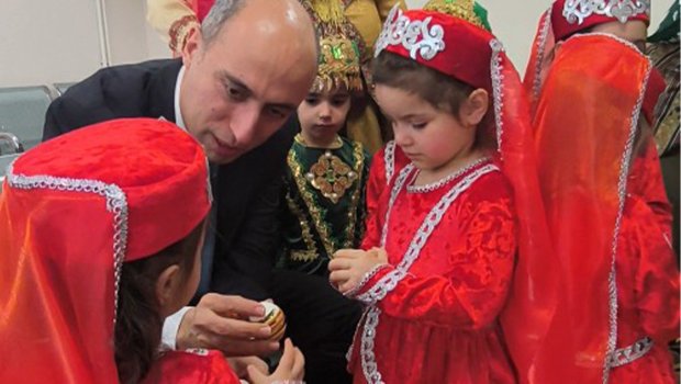 Emin Əmrullayev uşaqlarla yumurta döyüşdürdü &ndash; VİDEO