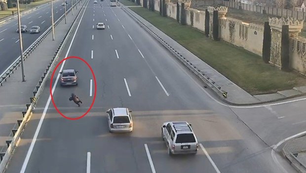 Maşın yola qaçan qadını vurdu &ndash; ANBAAN VİDEO