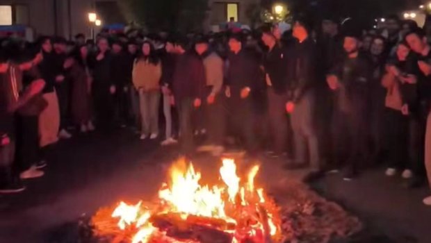 Nazir Xankəndidə tonqaldan tullandı, tələbələrlə yallı getdi - VİDEO