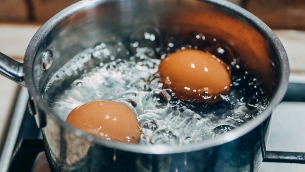 Yumurta qaynadıqdan sonra neçə dəqiqə suda qalmalıdır?