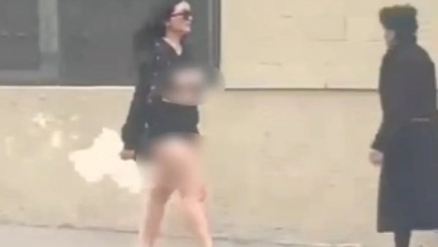 Bakıda küçədə çılpaq gəzən qadın saxlanıldı - VİDEO