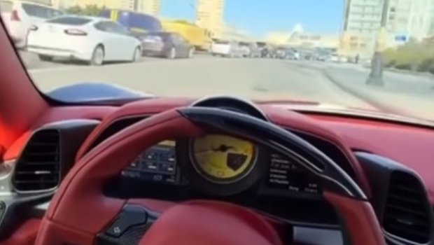 Bakıda &ldquo;Ferrari&rdquo; qaydaları belə pozdu &ndash; VİDEO