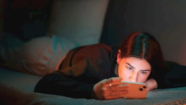 Gecə saatlarla telefona baxanlara pis xəbər