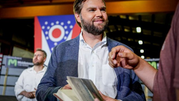 Paşinyan Vensə kitab hədiyyə edən muzey direktorunu işdən qovdu- FOTO