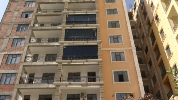 Binanın 11-ci mərtəbəsindən ev aldı, tikinti həmin qata çatanda işlər dayandı - VİDEO