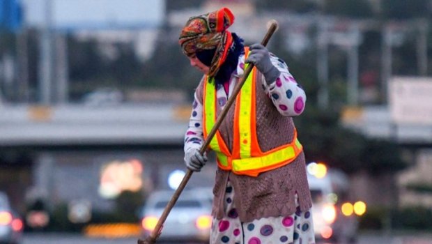 Bakıda süpürgəçini maşın vurub öldürdü