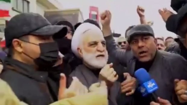 Xalq qorxmur dedi, özü raket zərbəsindən həyəcanlandı &ndash; VİDEO