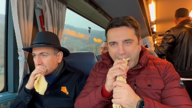 Bu dəfə də avtobusda lavaş yedi &ndash; VİDEO