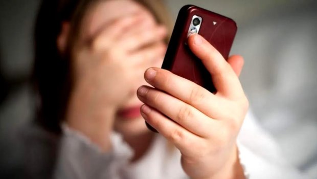 Həmcinsini yarıçılpaq şəkilləri ilə şantaj edən qadından XƏBƏR VAR