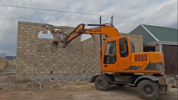 Gəncədə qanunsuz tikililər söküldü &ndash; FOTO/VİDEO