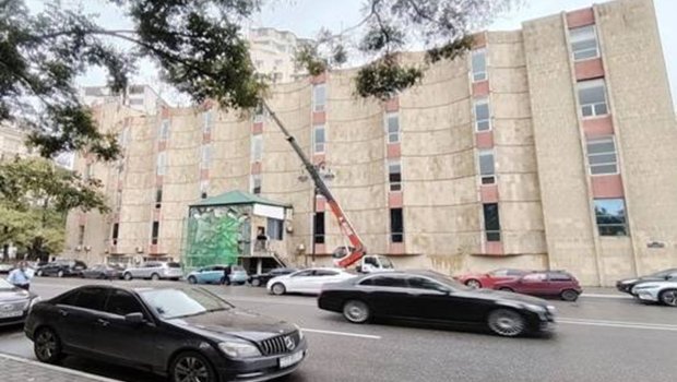 Aylar öncə xəbərdarlıq olunsa da, tarixi abidədə təmir işlərini yenə aparıblar &ndash; FOTO