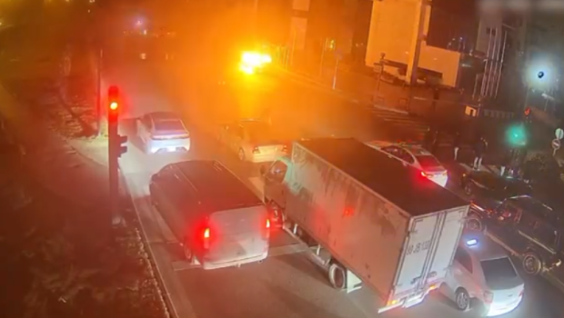 Səhər saatlarında Bakıda avtomobil yandı - ANBAAN VİDEO