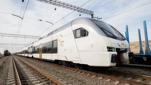 Sürət qatarına daş atan yeniyetmələr polisə çağırıldı