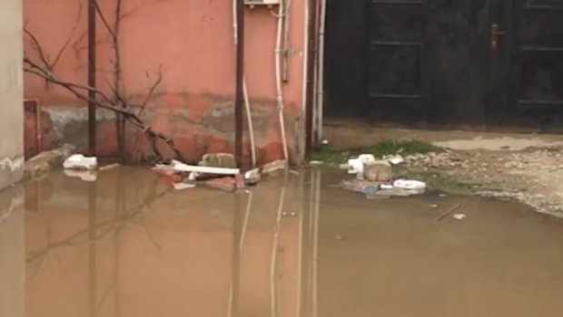 Qobu sakinləri üfunətə məhkum olub: Küçələri çirkab su basır - VİDEO