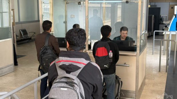 Hindistanlı həkimlər və tələbələr İrandan Azərbaycana GƏLDİ &ndash; FOTO