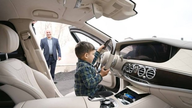 Xocavəndə qayıdan azyaşlı Prezidentin avtomobilində sükan arxasında - FOTO/VİDEO