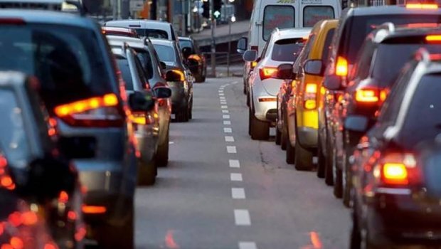 Bakının bir sıra yollarında SIXLIQ VAR