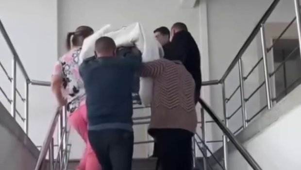 Doğuşa gələn xəstəni pilləkənlə qaldırdılar - Gəncə xəstəxanasındakı görüntülərlə bağlı RƏSMİ AÇIQLAMA &ndash; VİDEO