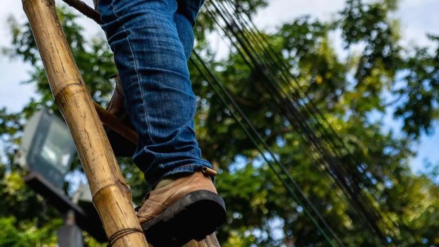 Nərdivandan yıxıldı, həyatını itirdi