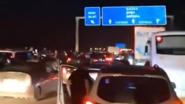 Bakı&ndash;Ələt yolunda KamAZ aşdı, uzun tıxac yarandı - VİDEO