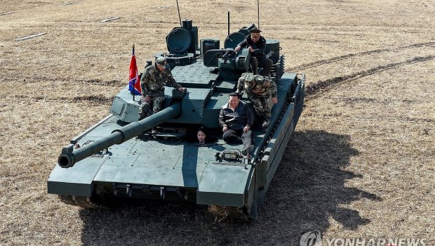 Kim Çen İn qızı ilə birgə tank sürdü &ndash; FOTO
