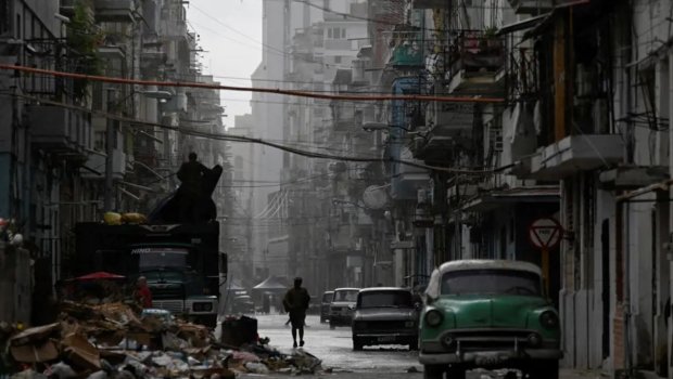 Biri düyü, biri neft göndərir