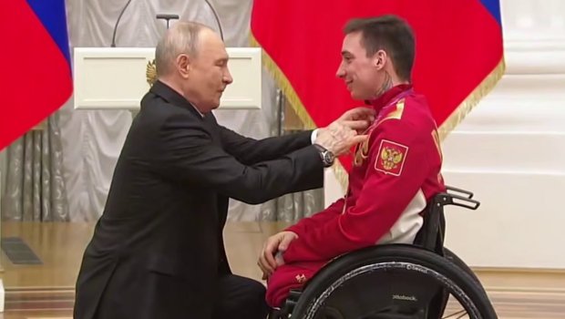 Putin çempion idmançıya mükafatı diz çökərək təqdim etdi &ndash; VİDEO