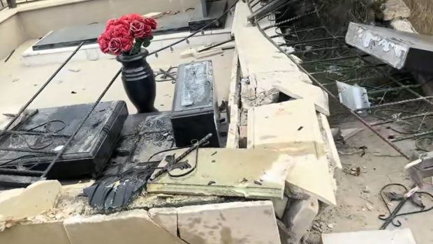 Bakıda 80 yaşlı qadın maşınla qəbirləri dağıtdı &mdash; VİDEO