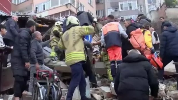 İstanbulda iki bina çökdü - Dağıntılar altında qalanlar var - VİDEO