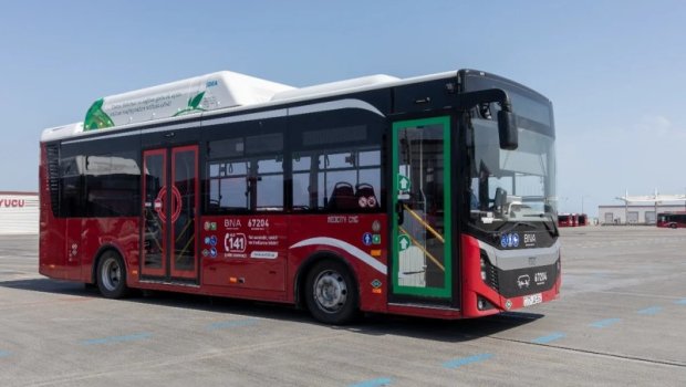 Sərnişin avtobusunun sürücüsündən TƏHLÜKƏLİ MANEVR - VİDEO