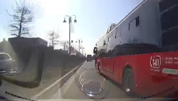 Sərnişin avtobusunun sürücüsündən TƏHLÜKƏLİ MANEVR - VİDEO