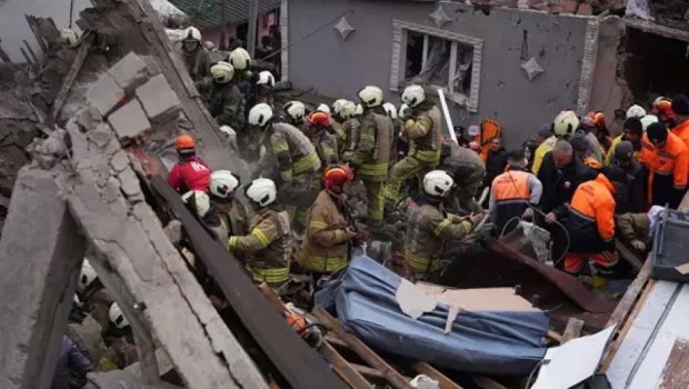 İstanbulda dağıntılar altında daha 2 nəfər qalıb