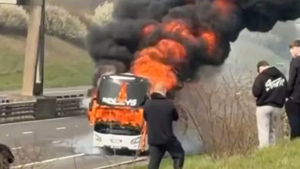 Azarkeşləri daşıyan avtobus yolda yanıb kül oldu - FOTO
