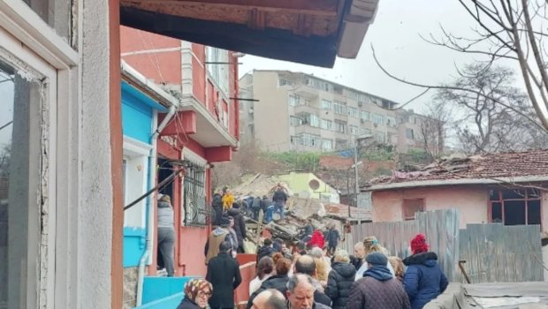 İstanbulda çökən binaların dağıntıları altından 11 nəfər çıxarılıb: Ölən var