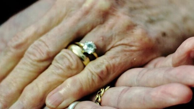 Öz qayınanası ilə EVLƏNDİ - 80 yaşı var