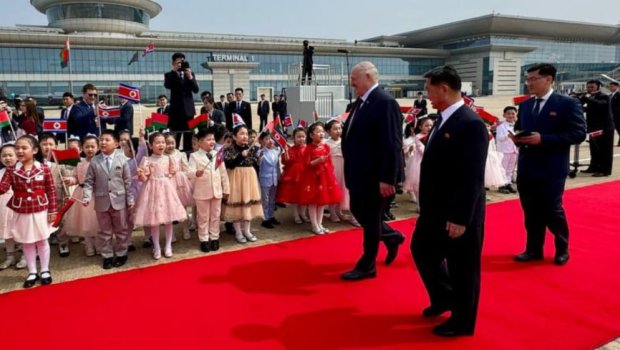 Lukaşenko Şimali Koreyada belə qarşılandı &ndash; VİDEO