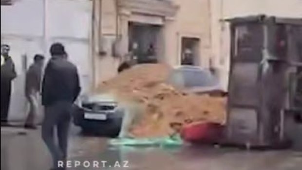 Yük maşını aşdı, gübrə digər avtomobilin üzərinə töküldü - VİDEO