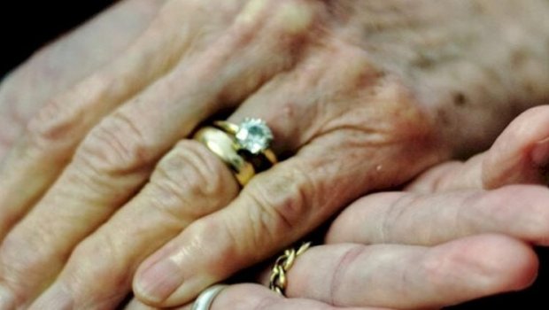 Öz qayınanası ilə &ldquo;EVLƏNDİ&rdquo;: 80 yaşı var