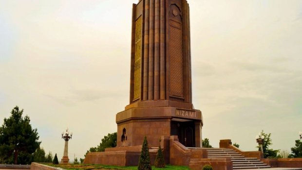 Gəncədə gənc qadın Nizami məqbərəsinin körpüsündən YIXILDI