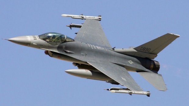 İran ABŞ-nin F-18 qırıcı təyyarəsini vurub - VİDEO