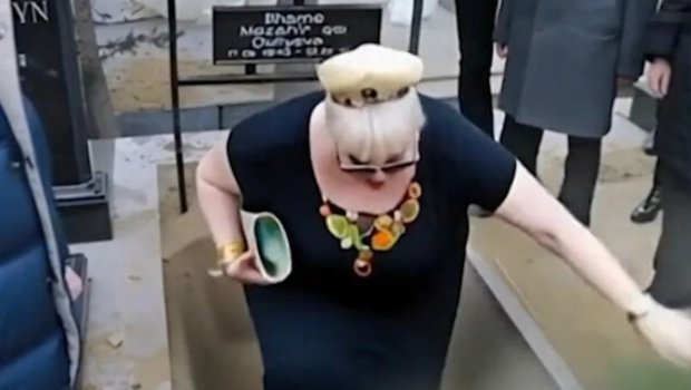 Sosial şəbəkələrdə təhlükəli trend: Ölülər "dirildilir", görüntüləri satılır - VİDEO