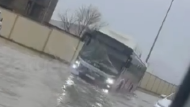 Zabrat yolunda "BakuBus" batdı &ndash; VİDEO