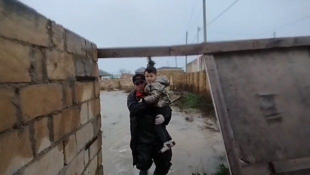 8 azyaşlı su basmış ərazilərdən təxliyə edildi &ndash; VİDEO