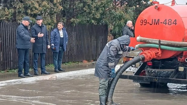 Bakıda 2 rayonun icra başçısı su basmış ərazilərə gəliblər - FOTO