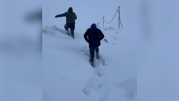 Laçına dizə qədər qar yağdı - VİDEO