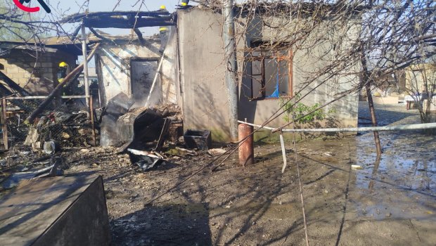 Bərdədə üçotaqlı ev əşyaları ilə birlikdə yandı - FOTO